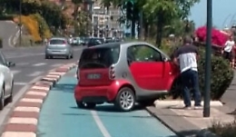 Catania, camion investe una Smart che invade la pista ciclabile