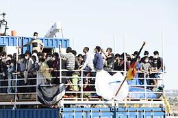 Sbarco Pozzallo, il sindaco smentisce frasi razziste: «Idioti dappertutto»