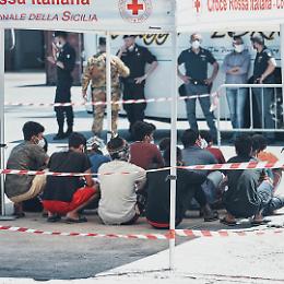 Migranti, sbarco da Sea Eye completato a Pozzallo: tamponi tutti negativi