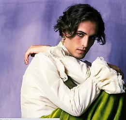Maneskin, Damiano travolto da polemica social: «Abbassato sul tavolino, ma con mani in vista»
