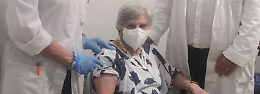 Vaccini, nonnina di 92 anni riceve dose al PalaTupparello di Acireale
