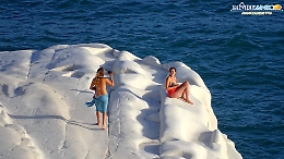 Due ragazze prendono il sole sulla Scala dei Turchi malgrado sia chiusa