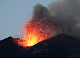 Etna, ci risiamo: attività esplosiva e nube alta 5 km