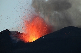 L'Etna dà spettacolo e si placa: conclusi quinto e sesto parossismo