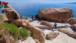 Terrazza in cemento tra gli scogli sul mare di Cefalù: «Chiederemo i danni»