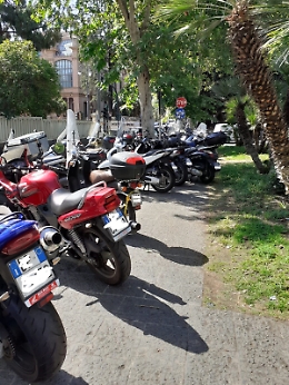 Catania: i motociclisti seguono le lezioni e i pedoni non possono passare