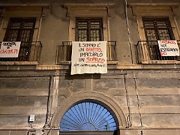 Catania, lenzuoli sui balconi per protestare contro la movida selvaggia