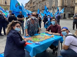 "#Zero morti sul lavoro": flash mob della Uil a Catania