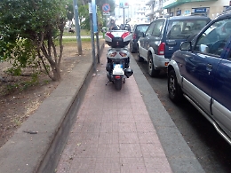 Catania, largo Bordighera: scooter sul marciapiede e auto in zona rimozione