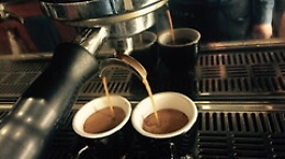 Sconcerto Confcommercio per richieste a giovane barista di indossare maglie scollate