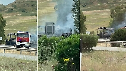 Pullman prende fuoco lungo l'autostrada, paura tra i passeggeri