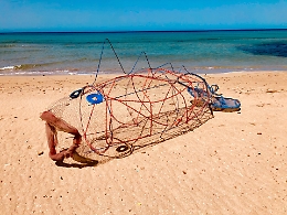 Spiaggia di Marsala (Tp): arriva Orza, il pesce mangia-plastica