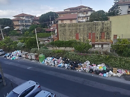 San G. Galermo (Ct): cassonetti svuotati ma il resto dei rifiuti lasciati per strada