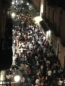 La folle movida di Catania tra inciviltà, assembramenti e sfida al coprifuoco