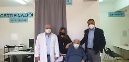 Nonna Rosaria si vaccina a 100 anni: «Fatelo tutti per la vostra salute»