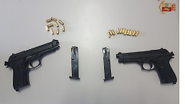 Adrano, sparano colpi di pistola a salve in piazza: denunciati due ragazzi