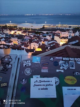 Lisbona tappezzata con frasi delle canzoni di Franco Battiato