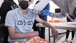 Vaccini, anche in Sicilia partono le prenotazioni dai 16 anni in su