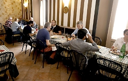 Triplicati i posti a sedere in bar e ristoranti, ma è caos sui 4 al tavolo