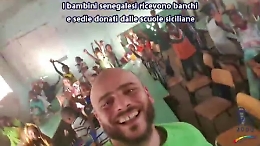 La gioia dei bambini senegalesi per i banchi inviati dalla Sicilia è contagiosa