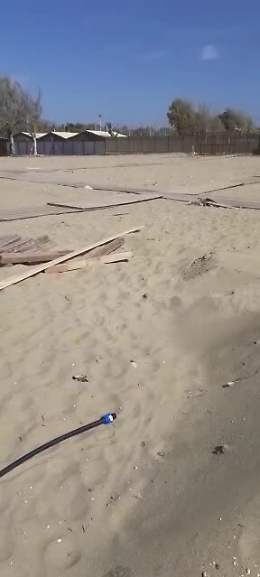 Catania: materiale pericoloso alla spiaggia libera n° 3