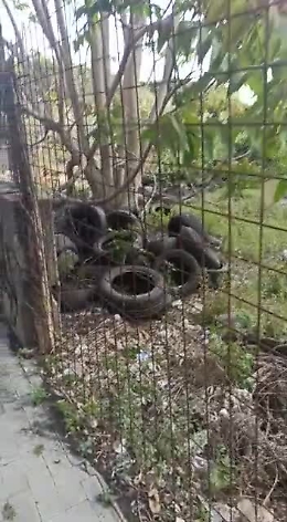 Tremestieri Etneo (Ct):  discarica di copertoni di fronte la caserma dei CC