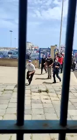 Licata, l'assalto alla Capitaneria di porto dei pescatori multati