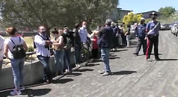 Lacrime e riserbo per l'estremo saluto a Battiato: il video dalla villa di Milo