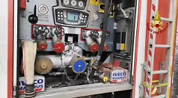 Catania, incendio in Via Dei Tre Soci: i vigili del fuoco salvano un cagnolino bloccato tra le fiamme