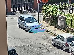 Acireale: auto in sosta pericolosa in via L. Sturzo