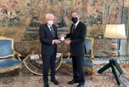 Musumeci al Quirinale dona medaglia anniversario Statuto siciliano a Mattarella