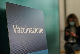 L'Aifa approva il mix di vaccini per gli under 60 ed è caos Regioni