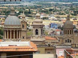 Rapinano anziano a casa propria e poi lo picchiano