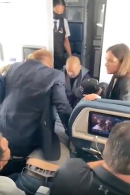 "Ferma questo aereo" e tenta di irrompere nella cabina di pilotaggio