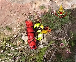 Giovane scooterista precipita in un burrone tra tornanti di Taormina: è grave