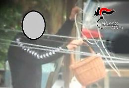 Gravina di Catania, spacciava dal balcone di casa con il “panaro”