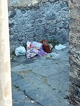 Adrano (Ct): incivili di turno lasciano l'immondizia in mezzo alla strada