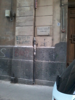 Catania: grondaia a "metà" in via Sacro Cuore