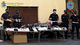 Catania: arriva la Finanza, gli ambulanti scappano, a terra restano centinaia di scarpe false