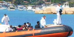 Sbarchi Lampedusa, l'allarme del Coisp: «Saltate tutte le norme anti contagio»