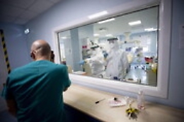 Stretta contro Omicron, test e ipotesi super pass per lavorare