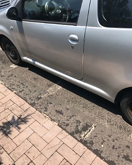 Aci Castello: Auto parcheggiate negli stalli delle moto