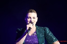 Emma riapre la stagione dei concerti a Taormina con lo sfondo dell'Etna in eruzione