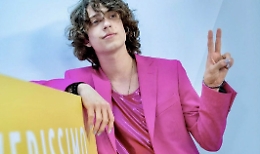 Sangiovanni insultato per strada perché vestito di fucsia