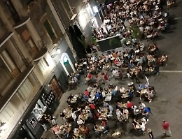 Catania, maxischermi senza autorizzazione nelle vie della Movida