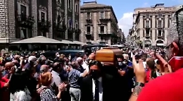 Rugby, Catania in lacrime ai funerali di Ezio Vittorio: &laquo;Ciao coach, non ti dimenticheremo mai&raquo;