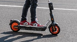 Investito da un monopattino elettrico sulla pista ciclabile, morto un uomo di 77 anni