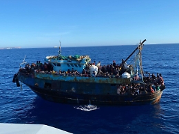 Migranti, maxisbarco a Lampedusa: arrivati in 384 su un peschereccio