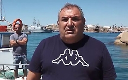 Vincenzo, il pescatore che ha salvato 24 migranti: &laquo;Ma quale eroe, lo rifarei altre mille volte&raquo;