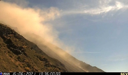Stromboli, esplosione al cratere Nord-Est: frana materiale lavico